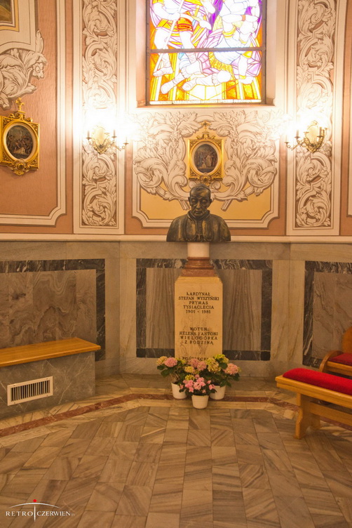 Spycimierz - Kosciol -popiersie Kard. Wyszynskiego 